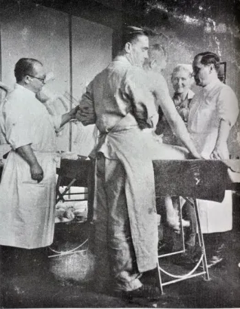 o staff medico del prof. Clauberg (a sinistra) nella sala operatoria all’interno del blocco 10 di Auschwitz I |  | Bambin Gesù, ufficio stampa