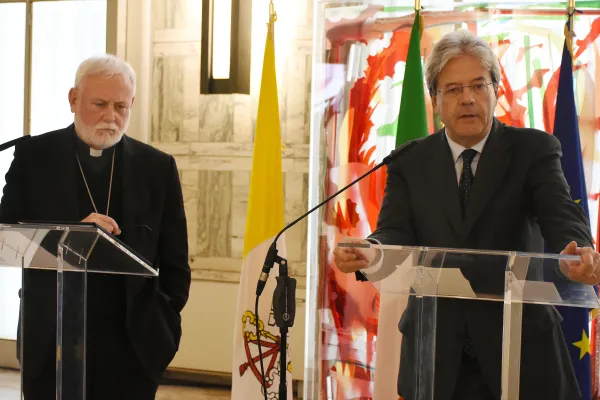 L'arcivescovo Paul Richard Gallagher e il ministro Paolo Gentiloni durante la conferenza stampa alla Farnesina, 24 novembre 2016 / AG / ACI Group 