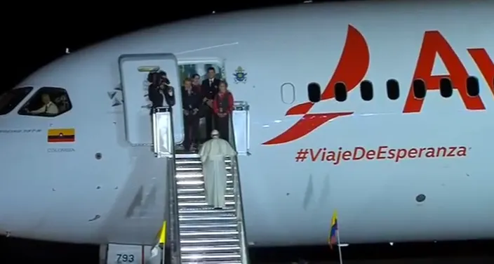 Il Papa sale a bordo del volo che lo riporta a Roma |  | CTV