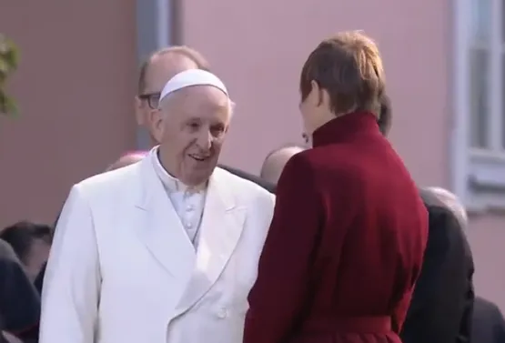 Papa Francesco all'esterno del palazzo presidenziale di Tallinn |  | Vatican Media 