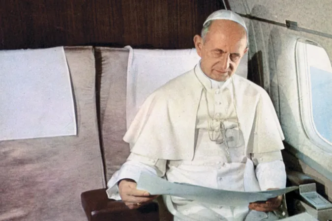 Papa Paolo VI in aereo  |  | chiesadimilano.it