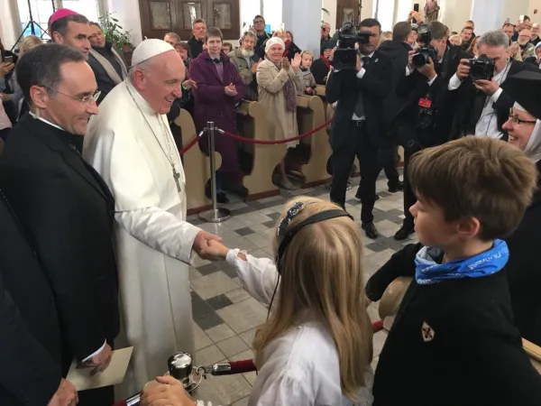 Il Papa con gli assistiti della Chiesa a Tallin  |  | pool VAMP