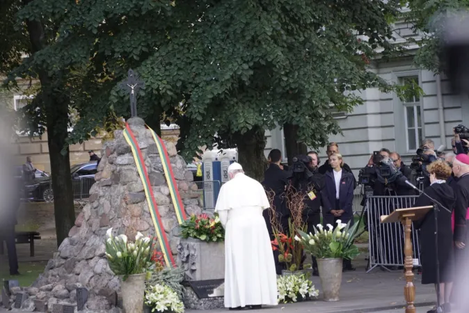Il Papa davanti al Monumento alla vittime dei genocidi |  | Andrea Gagliarducci/ Aci Stampa