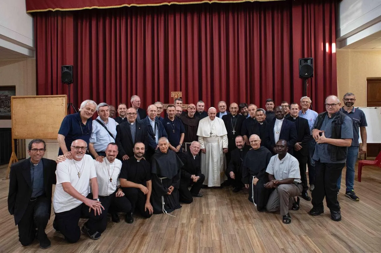 Papa Francesco con i preti