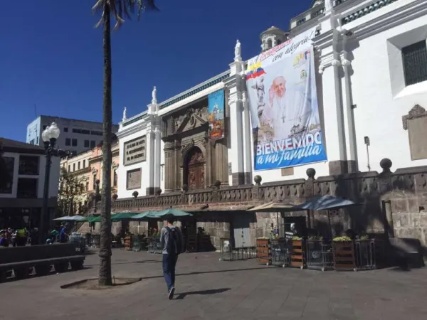 Poster che accoglieva il Papa a Quito nel 2015 | David Ramos
