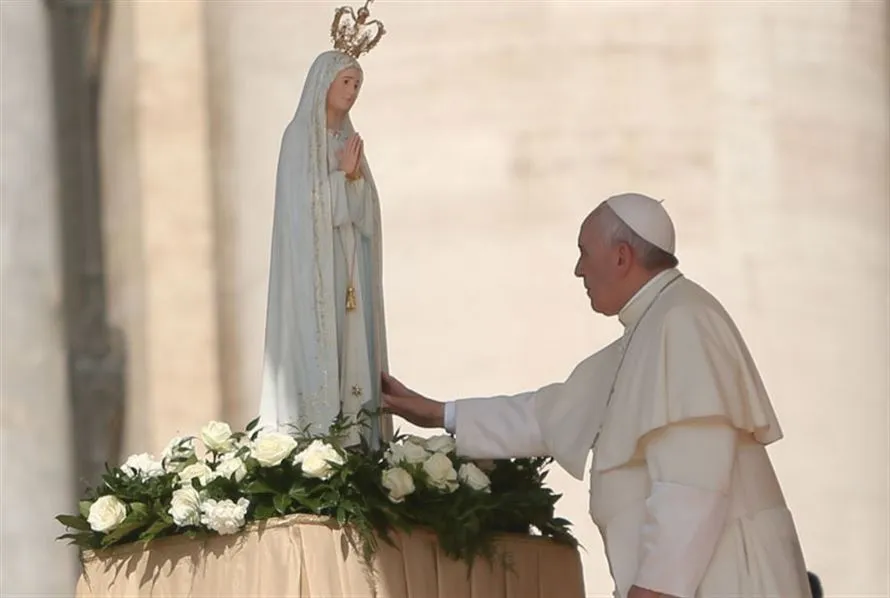Papa Francesco davanti alla immagine della Madonna di Fatima in Piazza San Pietro