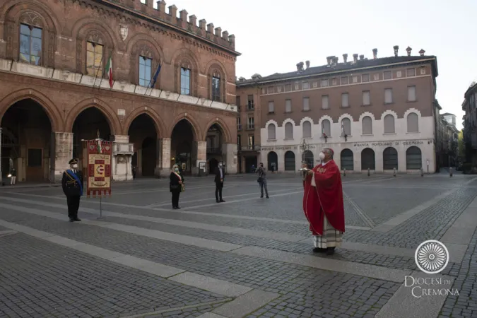 Non potendosi svolgere in serata la tradizionale processione cittadina del Venerdì Santo, monsignor Napolioni ha voluto comunque portare in qualche mo |  | Diocesi di Cremona