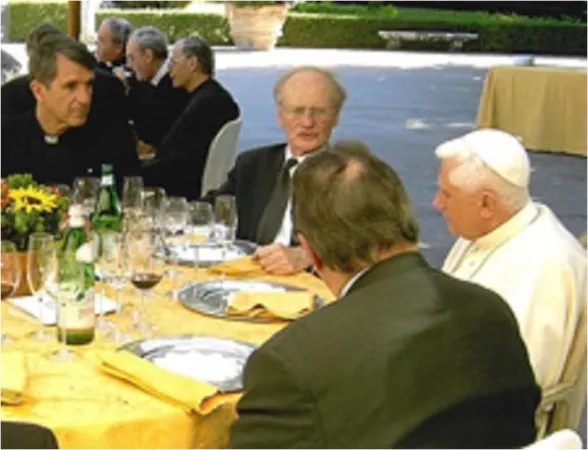 Benedetto XVI durante un pranzo dello Schuelerkreis del 2007 | papst.de