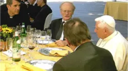 Benedetto XVI durante un pranzo dello Schuelerkreis del 2007 / papst.de