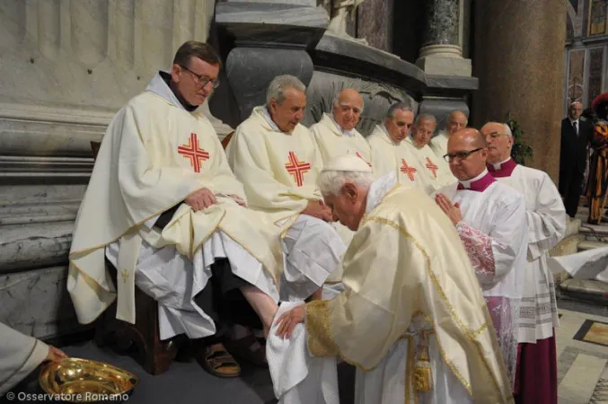 Benedetto XVI, la lavanda dei piedi nella Cattedrale di Roma  |  | Vatican Media
