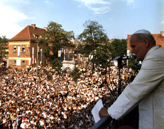 Alcune immagini della visita di Giovanni Paolo II a Gniezno nel 1979 |  | http://www.archidiecezja.pl/galeria_/jan_pawel_ii_w_gnieznie_.html