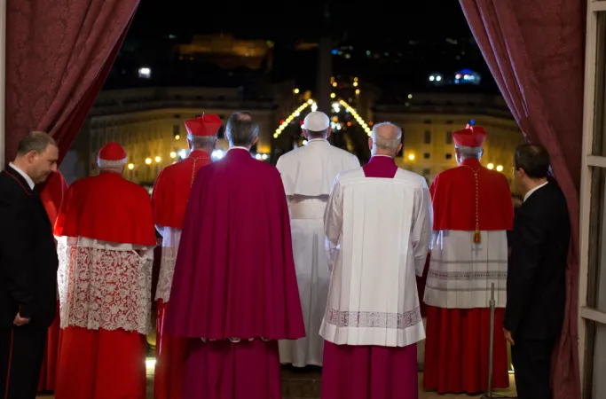 Papa Francesco si affaccia per la prima volta dalla Loggia delle Benedizioni, Palazzo Apostolico Vaticano, 13 marzo 2013 | Vatican Media / ACI Group