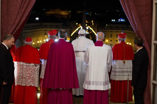 Papa Francesco si affaccia per la prima volta dalla Loggia delle Benedizioni, Palazzo Apostolico Vaticano, 13 marzo 2013 / Vatican Media / ACI Group