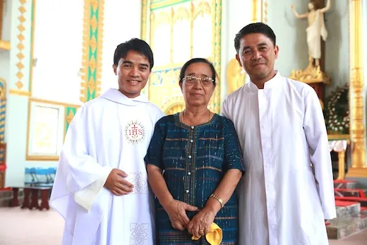 Padre Wilbert Mireh, sj | Padre Mireh con madre e fratello il giorno dell'ordinazione, maggio 2013 | Jesuit Asia Pacific Conference