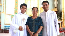 Padre Mireh con madre e fratello il giorno dell'ordinazione, maggio 2013 / Jesuit Asia Pacific Conference