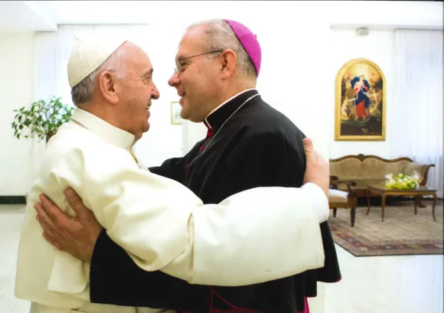 Arcivescovo Ortega | L'arcivescovo Ortega, nuovo nunzio in Cile, in un incontro del 2015 con Papa Francesco | Obispado de Alcalà de Henares