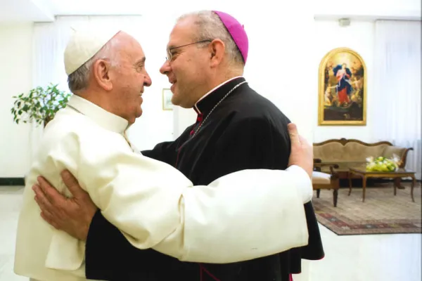 L'arcivescovo Ortega, nuovo nunzio in Cile, in un incontro del 2015 con Papa Francesco / Obispado de Alcalà de Henares