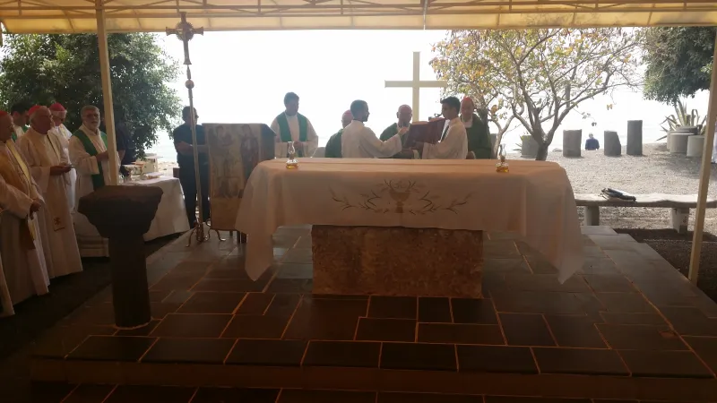 Messa del CCEE a Cafarnao | Momento della Santa Messa, officiata dal vescovo Angelo Massafra - Cafarnao, 12 settembre 2015 | Andrea Gagliarducci / ACI Group