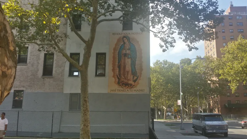 Immagine della Madonna di Guadalupe | L'immagine della Madonna di Guadalupe compare sul lato del comprensorio della scuola che il Papa visiterà, e decora le pareti del convento | Andrea Gagliarducci / ACI Group