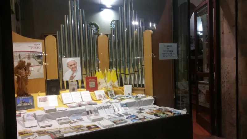 Libreria in Piazza Duomo, Prato | La libreria in piazza Duomo è pronta ad accogliere Papa Francesco  | Andrea Gagliarducci / ACI Stampa