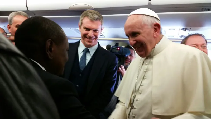 Il Papa saluta i giornalisti in aereo |  | Martha Calderon/ aci group