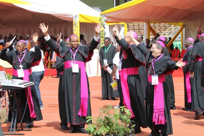 I vescovi nello stadio di Nairobi |  | Martha Calderon/ Aci Group