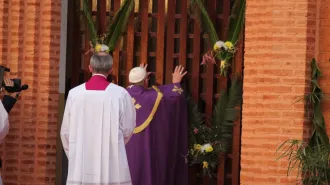 Il Papa apre la Porta Santa di Bangui: "Deponete gli strumenti di morte"