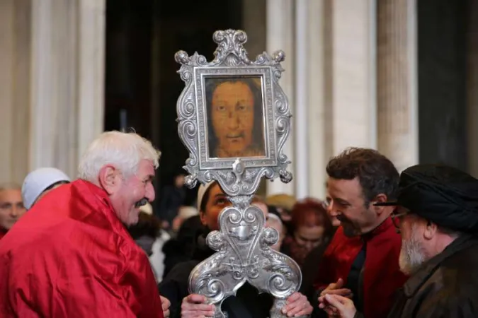 Il Santo Volto in processione da san Pietro |  | Aci Stampa 