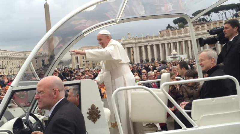 Il Papa tra  fedeli  |  | Alan Holdren / CNA