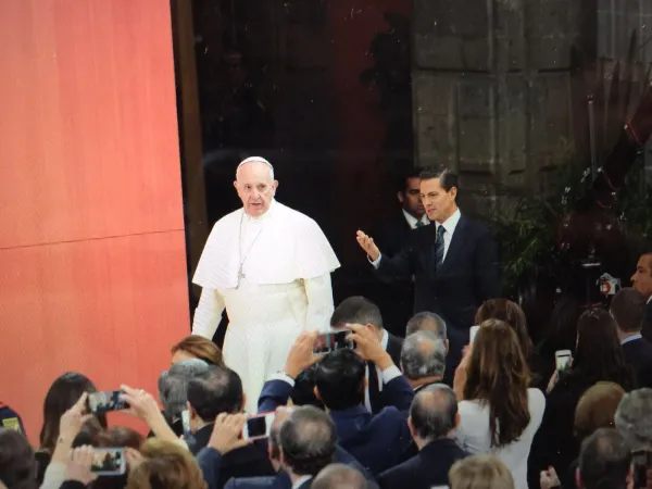 Papa Francesco arriva nella sala da cui parlerà alla società civile del Messico, Palazzo Nazionale, Città del Messico, 13 febbraio 2016 | Alan Holdren / CNA