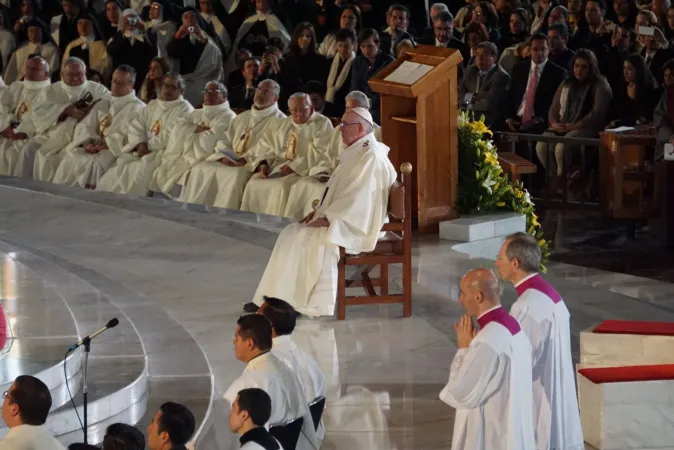 Il Papa in preghiera verso la immagine di Maria |  | Aci Group