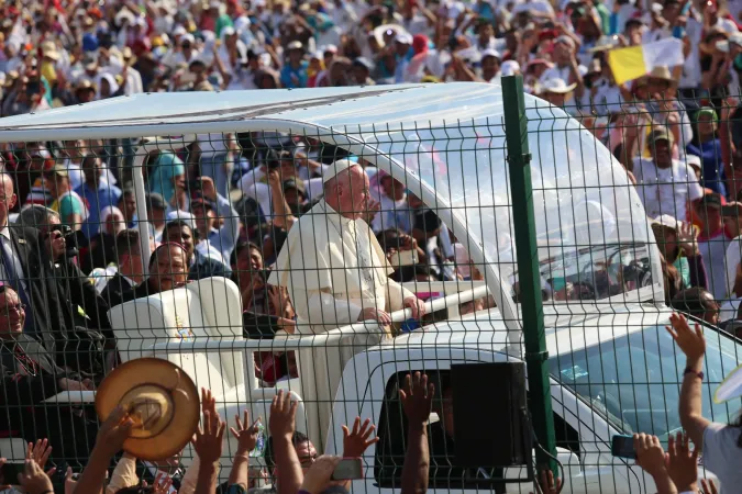 Papa Francesco a Tuxtla Gutierrez | Arrivo di Papa Francesco in Papamobile nello stadio Reyna di Tuxtla Gutierrez | Alan Holdren / ACI Group