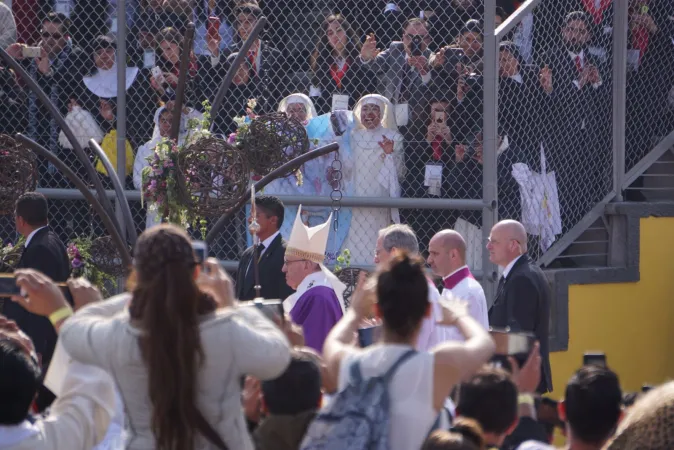 Il Papa arriva allo stadio per la messa con i religiosi |  | David Ramos/ Aci Group