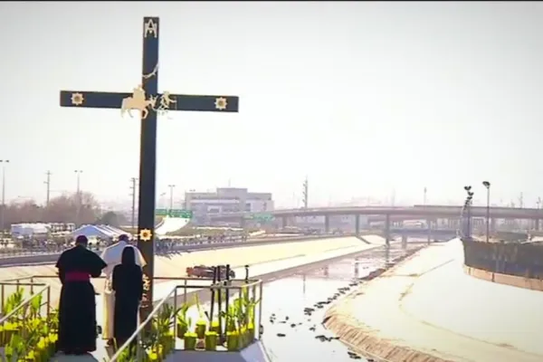 Papa Francesco rende omaggio alla croce dei migranti, al confine con gli Stati Uniti, 17 febbraio 2016  / CTV