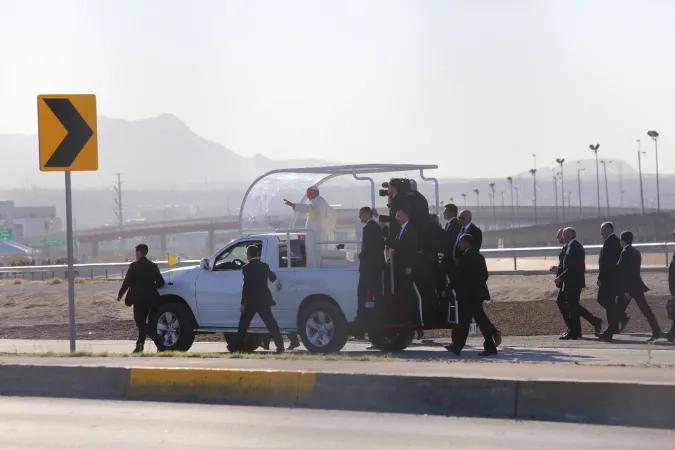 Ciudad Juarez | Papa Francesco va verso il confine con gli Stati Uniti, Ciudad Juarez, 17 febbraio 2016 | Alan Holdren / CNA