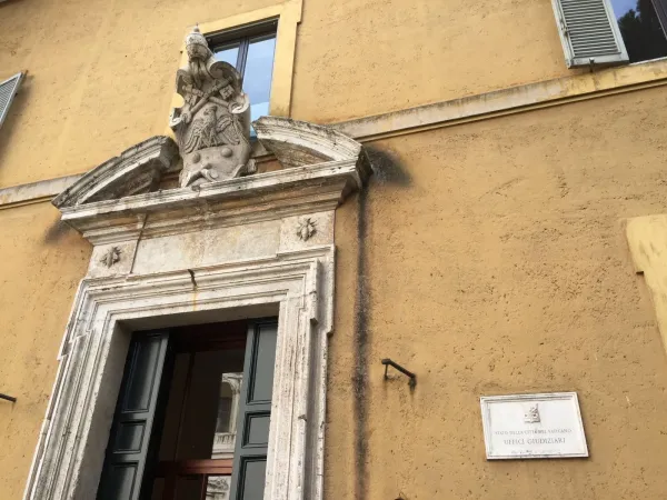 L'ingresso del Tribunale dello Stato della Città del Vaticano  |  | AA