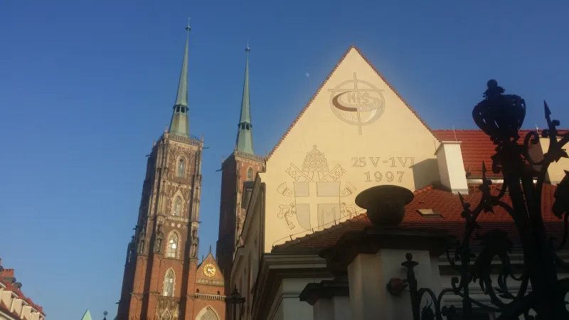La Cattedrale di Breslavia. Nell'edificio di fronte, si ricorda il Congresso Eucaristico Internazionale del 1997 | Andrea Gagliarducci / ACI Stampa