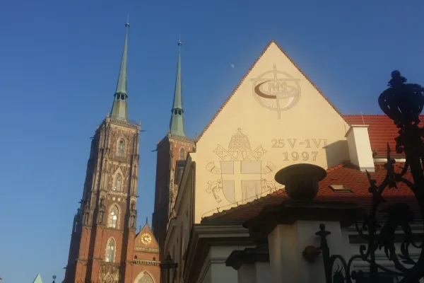 La Cattedrale di Breslavia. Nell'edificio di fronte, si ricorda il Congresso Eucaristico Internazionale del 1997 / Andrea Gagliarducci / ACI Stampa