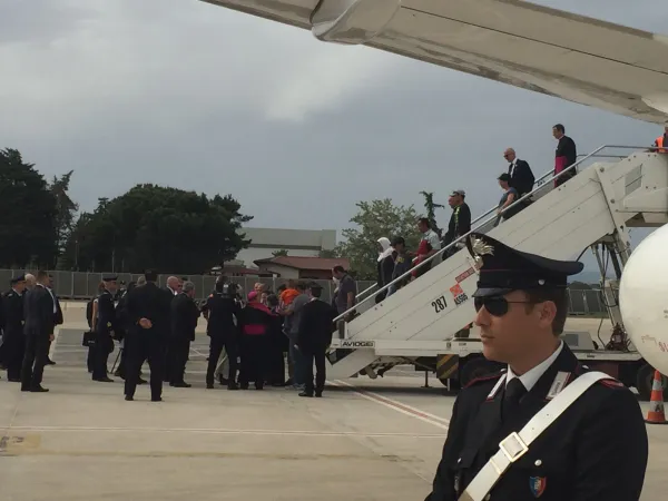 Il Papa e i rifugiati scendono dall' aereo |  | Marco Mancini/ Aci group