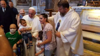 Papa Francesco sulla tomba di Giovanni Paolo II con i bambini malati di tumore