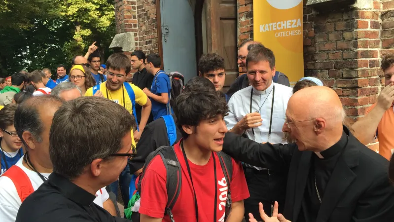 Il Cardinale Bagnasco con i giovani durante la GMG | primocanale.it