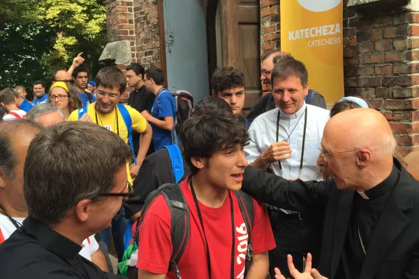 Il Cardinale Bagnasco con i giovani durante la GMG / primocanale.it