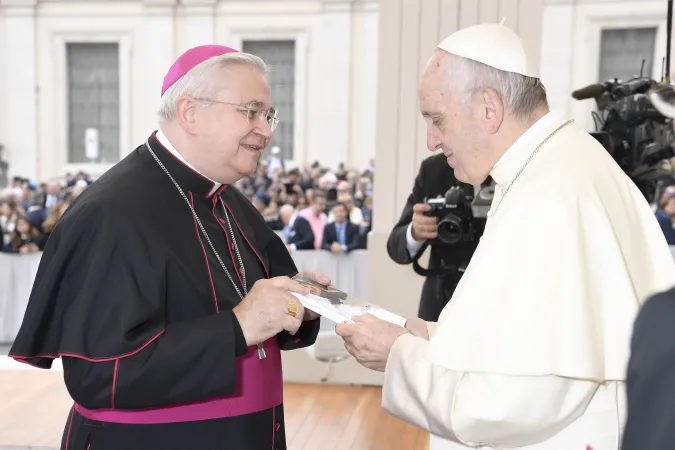 Il vescovo Mario Toso saluta Papa Francesco al termine dell'udienza generale del 18 ottobre 2017, e gli consegna il libro con la storia di Padre Badiali | Vatican Media / Diocesi Faenza - Modigliana