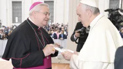 Il vescovo Mario Toso saluta Papa Francesco al termine dell'udienza generale del 18 ottobre 2017, e gli consegna il libro con la storia di Padre Badiali / Vatican Media / Diocesi Faenza - Modigliana