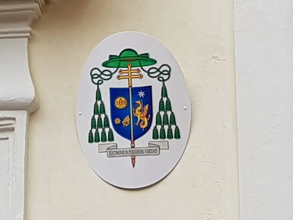 Il nuovo stemma dell'arcivescovo Gaenswein, prefetto della Casa Pontificia e primicerio dell'Arciconfraternita di Sant'Anna de' Parafrenieri | Andrea Gagliarducci / ACI Stampa