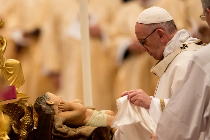 Papa Francesco scopre il Bambino Gesù |  | Daniel Ibanez CNA
