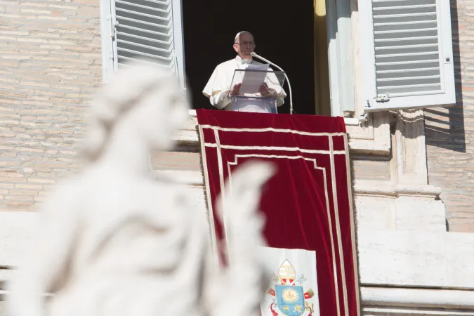 Papa Francesco all'Angelus | Papa Francesco affacciato dalla finestra del suo appartamento nel Palazzo Apostolico per la recita dell'Angelus domenicale | Daniel Ibanez / ACI Group