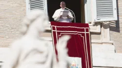 Papa Francesco affacciato dalla finestra del suo appartamento nel Palazzo Apostolico per la recita dell'Angelus domenicale / Daniel Ibanez / ACI Group