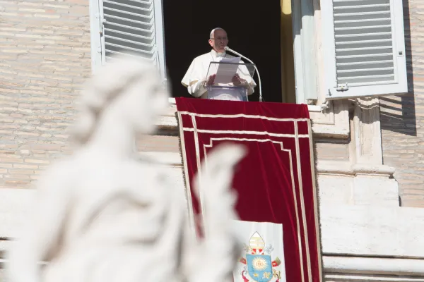 Papa Francesco affacciato dalla finestra del suo appartamento nel Palazzo Apostolico per la recita dell'Angelus domenicale / Daniel Ibanez / ACI Group