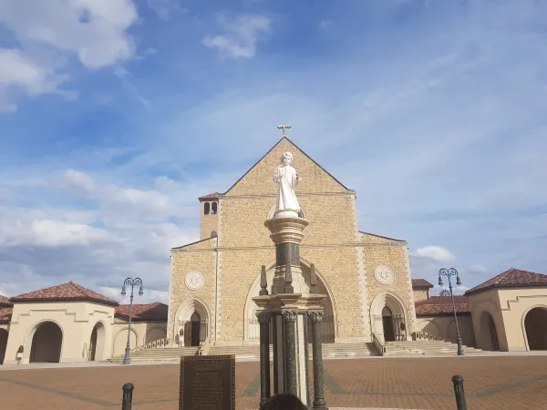 Il Santuario del Preziosissimo Sacramento, ad Hanceville. Nella piazza antistante è situata una statua del Divino Bambino | Andrea Gagliarducci / ACI Stampa
